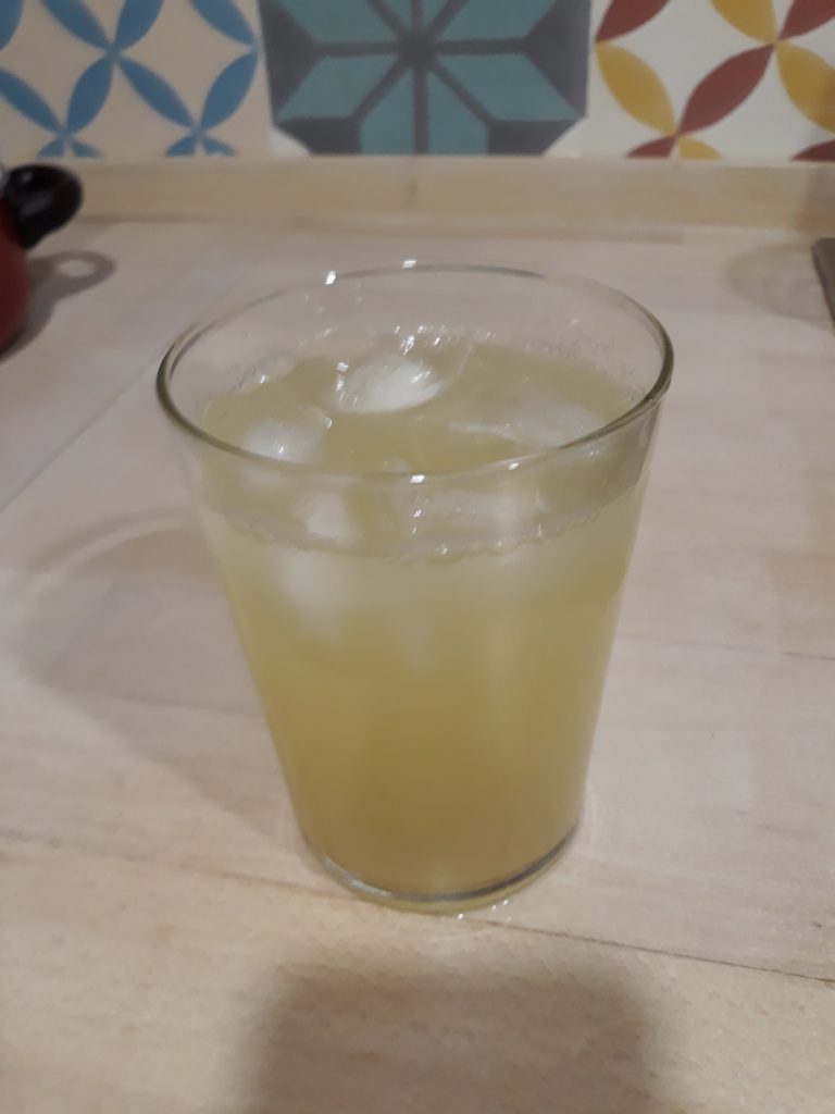 Se bebe con hielo y limón